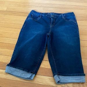 Capri size 16 W jean shorts